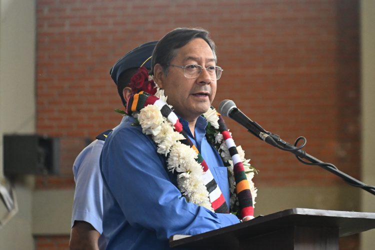 Arce autoriza las clases virtuales y el horario continuo en el sector publico y privado