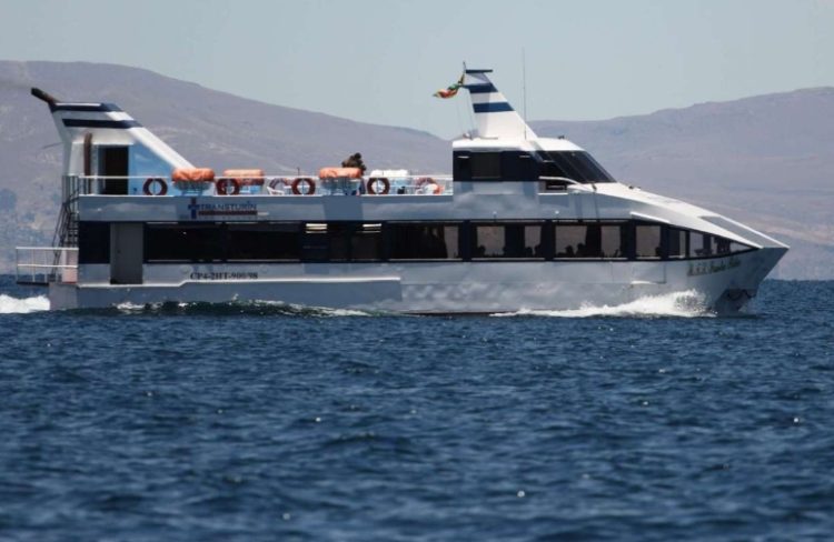 Un rayo cae sobre una embarcación en el lago Titicaca y deja un pescador fallecido y a su esposa herida