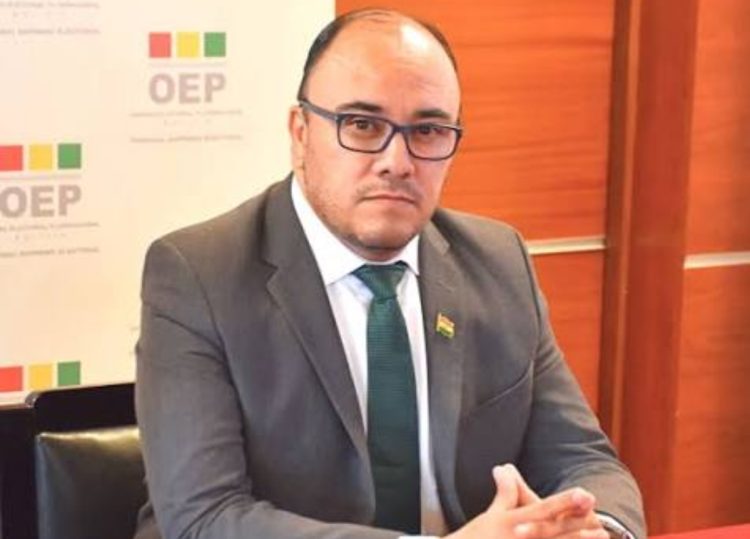 Mediante Decreto Supremo 5545, el Gobierno confirma a Ávila en el Tribunal Supremo Electoral