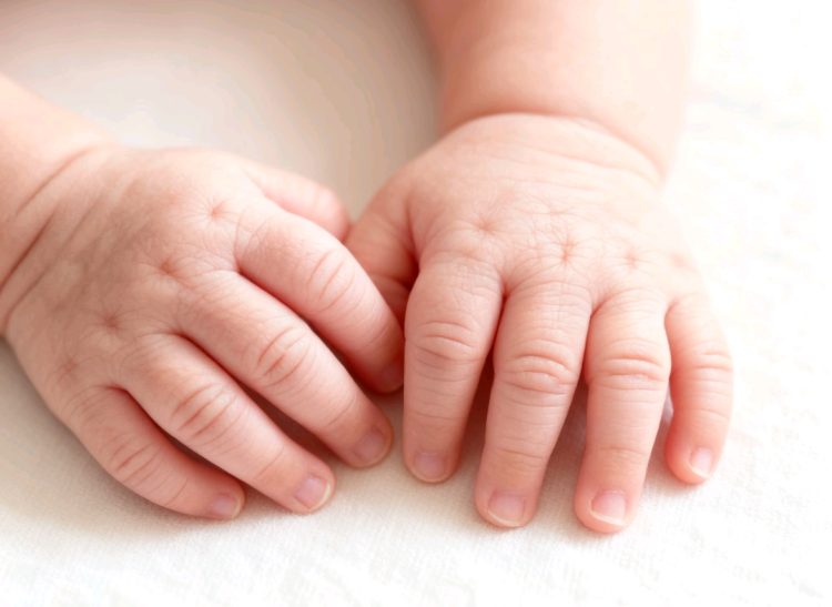 Niños quedan solos en hospedaje y autoridades anuncian denuncia