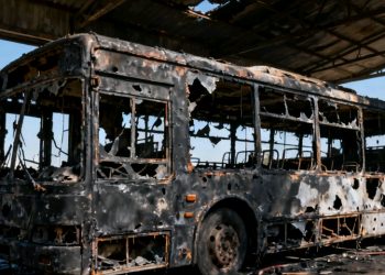 Explosión en taller mecánico deja vehículos calcinados y 20 personas afectadas