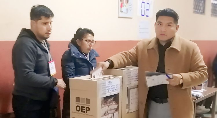 Vote pensando en nuestras familias, nuestros barrios y el futuro de La Paz” dice Rocha
