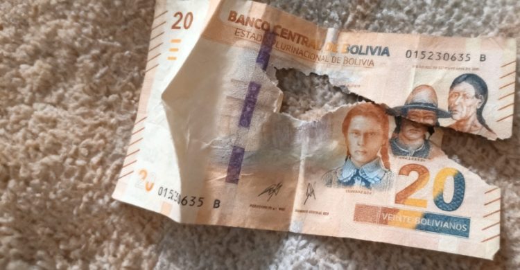 Billete robado del accidente aéreo llega a comerciante en La Paz