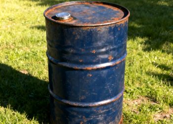 Guerra en Irán dispara el petróleo por encima de los $us 100 y preocupa a los mercados