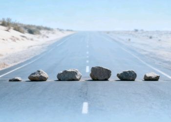 Guerra en Irán dispara el petróleo por encima de los $us 100 y preocupa a los mercados