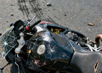 Joven sufre amputación luego de que su traje se enganchara en una moto