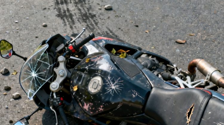 Joven sufre amputación luego de que su traje se enganchara en una moto