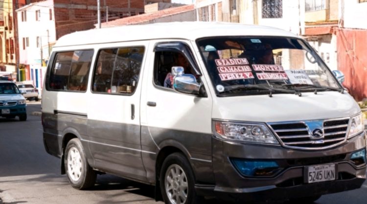 Tragedia en la autopista: fallece una mujer al caer de un minibús