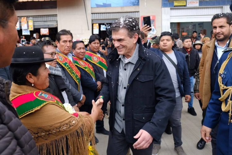 Paz compromete inversión en Achacachi y encara reclamos por combustible de mala calidad