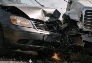 Accidente en Obrajes involucra transporte escolar y minibús