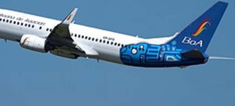 Accidente en Obrajes involucra transporte escolar y minibús