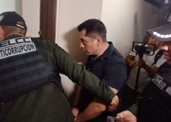 Juez dicta arresto domiciliario para ex edecán vinculado al caso maletas