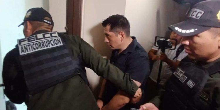 Juez dicta arresto domiciliario para ex edecán vinculado al caso maletas