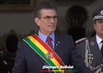 Paz se baja el sueldo a la mitad y pide disculpas al país en plena crisis