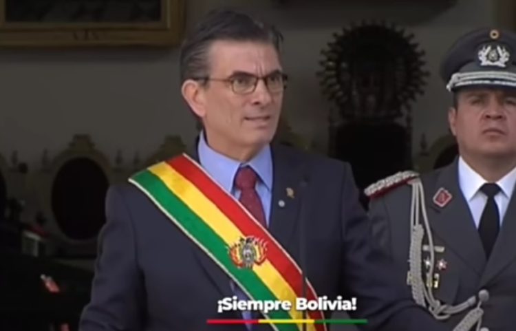 Paz se baja el sueldo a la mitad y pide disculpas al país en plena crisis